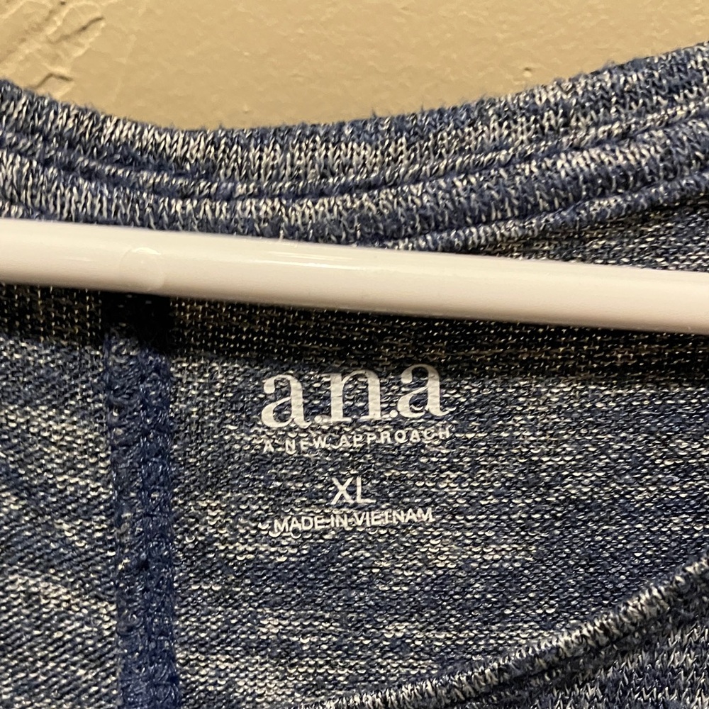 EUC a.n.a Heathered Blue Knit Top 1/2 Sleeve Ribbed Fabric Ribbed Back Insert - Picture 2 of 6